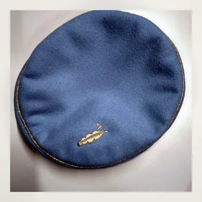 Blaue Couleur-Mütze mit goldener Landesvater-Stickerei