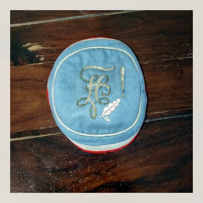 Hellblaue Couleur-Mütze mit Monogramm und Landesvater-Stickerei