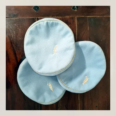 Hellblaue Couleur-Mützen mit goldener Landesvater-Stickerei