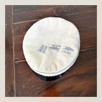 Detailaufnahme einer bestickten Mütze mit Landesvater-Stickerei